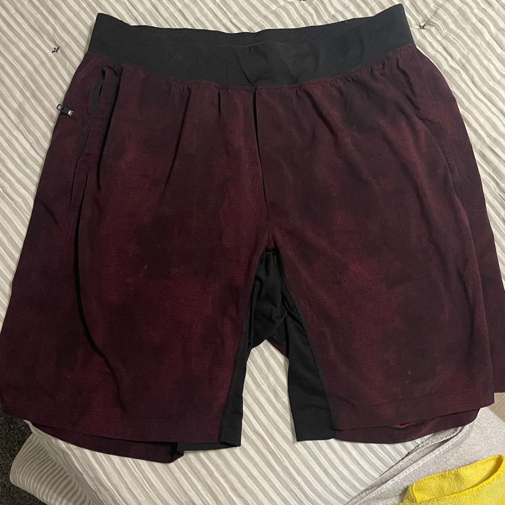 Men’s maroon Lulu lemon shorts